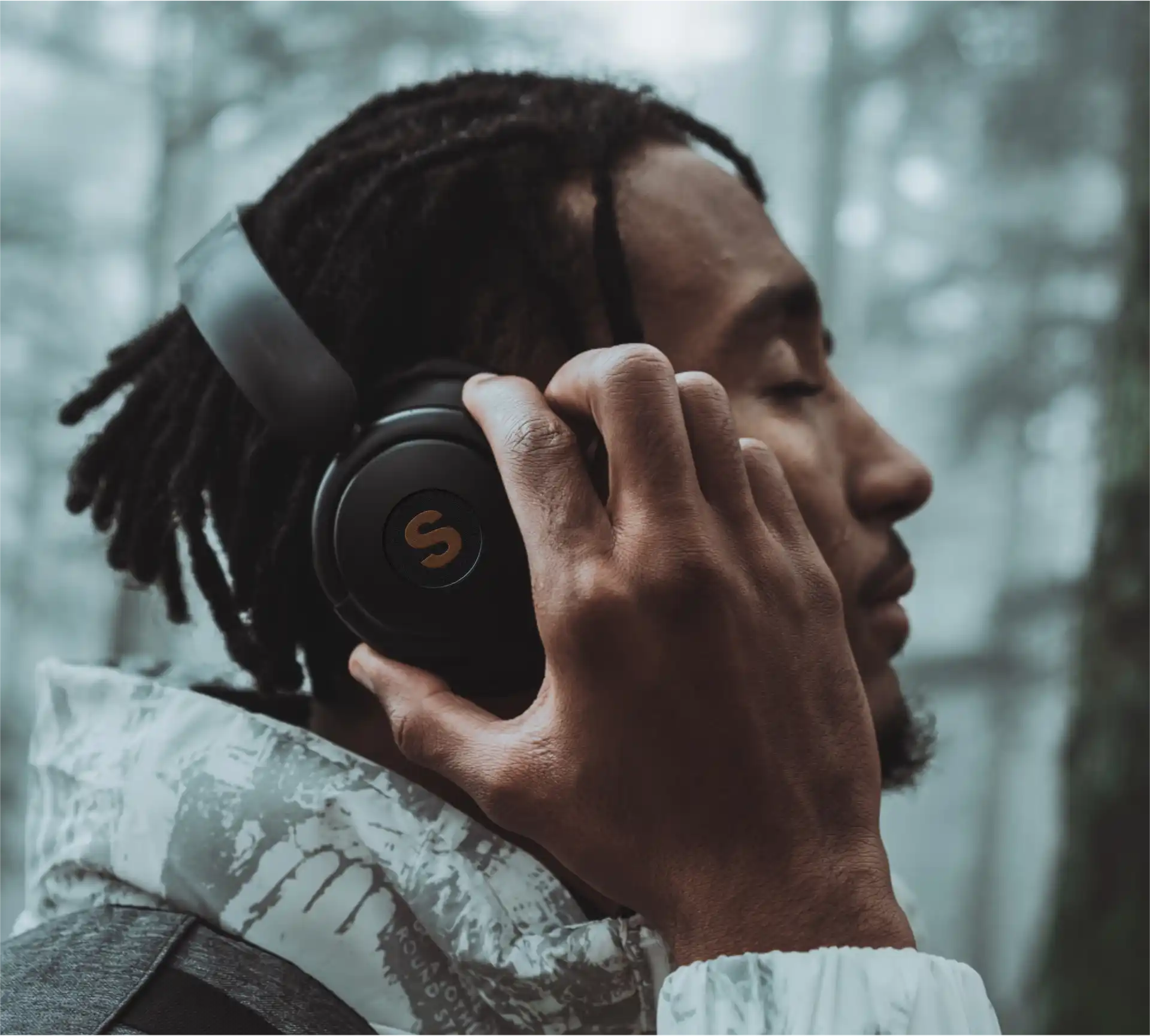 Ein Mann mit einem Kopfhörer genießt mit geschlossenen Augen Musik